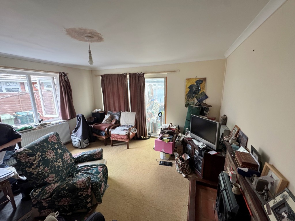 Lot: 152 - THREE-BEDROOM BUNGALOW FOR REFURBISHMENT AND REPAIR - Living room